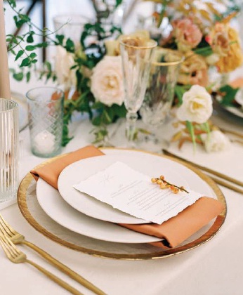 Prissy Plate Co. table settings sat on ivory linens with copper napkins. Photographed by Shauna Veasey Photography
